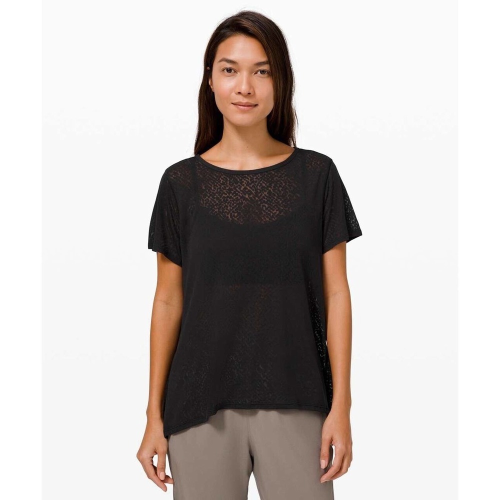 LULULEMON LOOP AROUND SEMI SHEER ANIMAL PRINT HIGH LOW HEM TEE IN BLACK SIZE 8